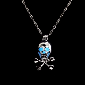Detailopname van een gotische schedelketting met een heldere blauwe lichtgevende gloed