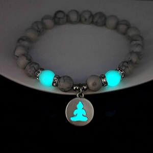 Leuchtende Details der weißen Türkisperlen und des Buddha-Silhouette-Anhängers