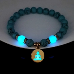 Leuchtendes Yoga-Armband aus Türkis mit glühendem Buddha-Anhänger und blauen Perlen