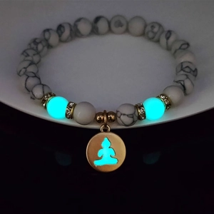 Detailansicht der Leuchtperlen und des Buddha-Anhängers auf Yoga-Armband aus Türkis
