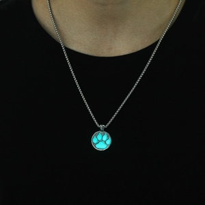 Collar con colgante de huella luminosa con efecto azul brillante en cadena plateada
