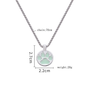 Collar con colgante de huella luminosa y cadena de 70 cm para mujer de estilo minimalista