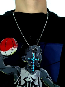 Detalle del collar cruz hip hop con serpiente luminosa azul para hombres a la moda
