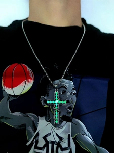 Primer plano del collar de cruz luminosa verde con detalles de vid en una cadena de plata