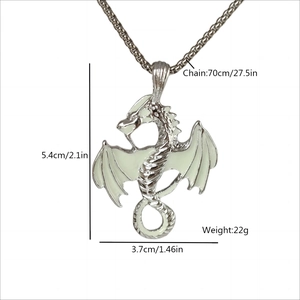Collar con colgante de dragón con alas luminosas y cadena larga plateada hombre