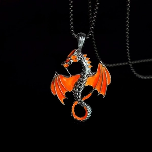 Detalle del colgante de dragón en aleación con esmalte naranja en cadena de cuentas