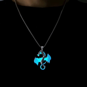 Collar con colgante de dragón luminoso plateado con alas azules brillantes y cadena