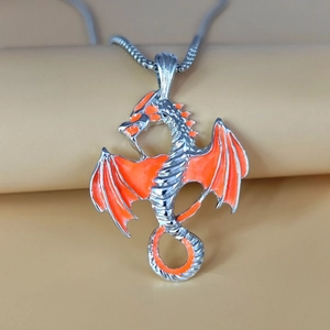 Collar con colgante de dragón plateado con detalles de esmalte naranja y cadena gruesa