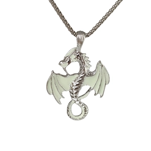 Collar con colgante de dragón gótico luminoso en acabado plateado con alas brillantes para hombre