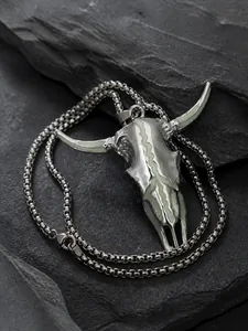 Dettaglio ravvicinato di una collana con ciondolo a teschio di toro stile punk e luce