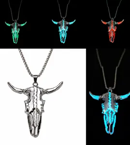 Pendaglio teschio di toro luminoso con effetto fluorescente in verde blu e rosso