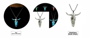 Collana con teschio di toro luminoso con effetti di bagliore blu e verdi su catena d'acciaio