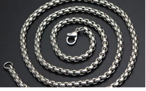 Vista dettagliata della catena in metallo argento con chiusura a moschettone su nero
