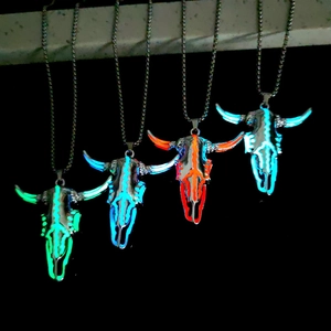 Collana con Pendente Teschio di Testa di Toro Luminoso Vintage Punk per Uomo Donna Hip Hop Brilla al Buio Gioielli
