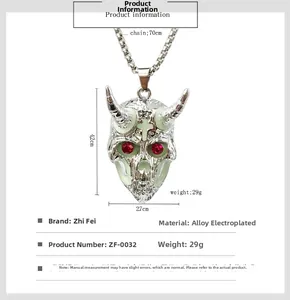 Détail du collier tête de bélier western avec strass rouges et chaîne de 70 cm
