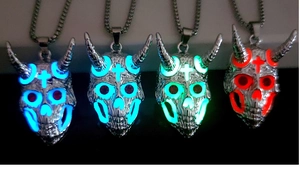 Vue détaillée de quatre pendentifs tête de bélier luminescents en bleu, cyan, vert et rouge