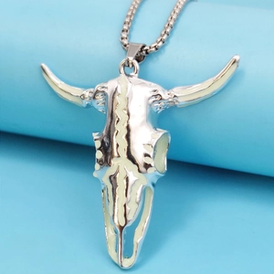 Collana con ciondolo a teschio di toro luminoso con catena d'argento su blu