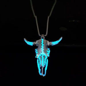 Collana con ciondolo teschio di toro luminoso con effetto bagliore blu al buio per uomo