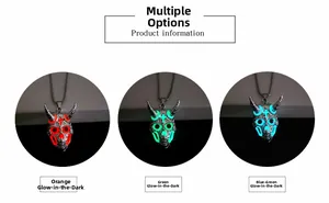 Détail du pendentif crâne de bélier gothique brillant en orange, vert et bleu-vert