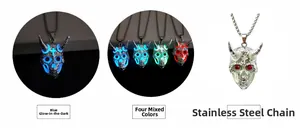 Gros plan du collier crâne de bélier lumineux en plusieurs couleurs avec chaîne en acier
