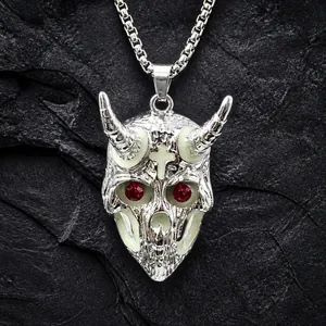 Détail macro du collier crâne de bélier gothique avec incrustation lumineuse et yeux rouges