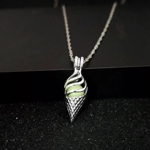 Collana luminosa a forma di cono gelato in metallo argentato su elegante sfondo nero