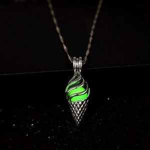 Collana con ciondolo a cono gelato luminoso con nucleo verde e catena d'argento lucida