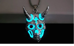 Gros plan du pendentif crâne de bélier gothique avec des effets lumineux bleus