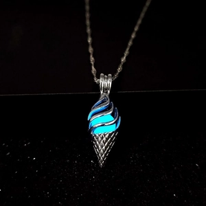Macro dettaglio di una collana a cono gelato con ciondolo a pietra blu luminescente