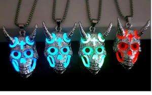 Détail de colliers crâne de bélier brillants en quatre couleurs fluorescentes