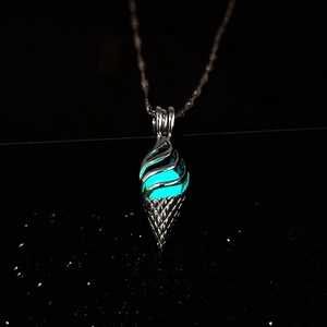 Dettaglio del ciondolo a forma di cono in argento con perla blu luminosa e telaio cavo