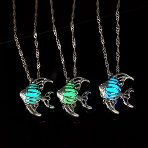 Collier avec pendentif poisson tropical lumineux brillant en bleu, vert et sarcelle