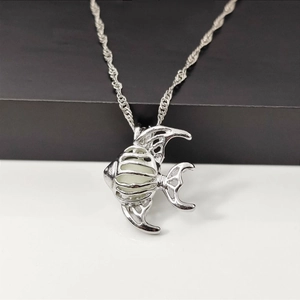 Collier pendentif poisson tropical lumineux avec design évidé et perle brillante
