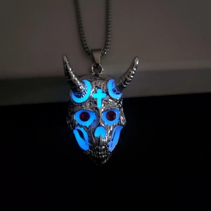 Collier tête de mort bélier lumineux avec yeux rouges et lueur bleue pour hommes
