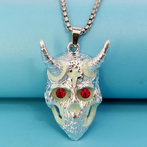 Collier tête de bélier hip-hop avec cornes lumineuses et yeux en strass rouges brillants