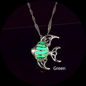 Détail du collier de poisson tropical avec pierre lumineuse verte et chaîne en alliage