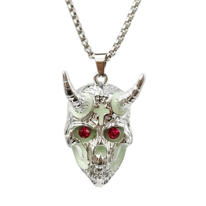 Collier pendentif crâne de bélier gothique avec effet lumineux et yeux rouges