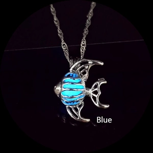 Collier poisson tropical phosphorescent avec effet lumineux bleu sur chaîne argentée