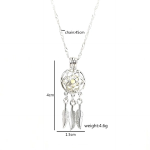 Collier avec pendentif attrape-rêves argenté, perle lumineuse et trois plumes