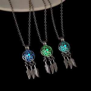 Collier Pendentif Plume Capteur de Rêves Lumineux en Alliage Brille dans le Noir Collier Boule Creuse Bijoux Bohème pour Femme Cadeau