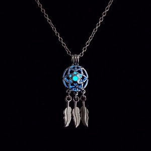 Collier attrape-rêves lumineux avec pendentif bleu phosphorescent et breloques plumes