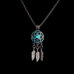 Pendentif attrape-rêves lumineux avec perle turquoise brillante et plumes en métal