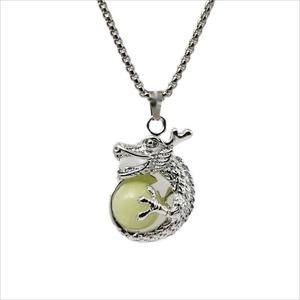 Collier pendentif dragon chinois en métal argenté avec pierre fluorite lumineuse sculptée