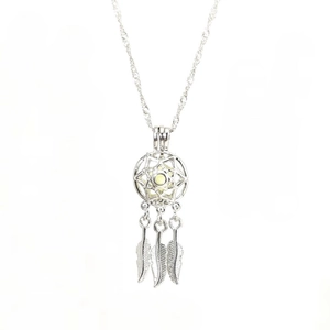 Collier attrape-rêves lumineux avec plumes argentées et perle brillante au centre
