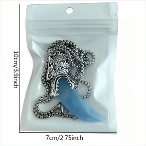 Detailansicht der leuchtenden Drachenzahn-Kette mit Maßangaben in 10cm mal 7cm Größe