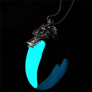 Leuchtender blauer Wolfszahn-Anhänger mit silbernem Drachenkopf und klassischer Perlenkette