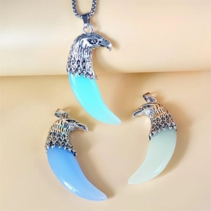 Collana con ciondolo a dente di lupo testa d'aquila vintage con pietra luminosa