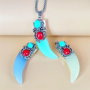 Set collana e orecchini etnici con dente di lupo turchese e pendente luminoso in acciaio inox