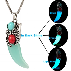 Collana vintage a dente di lupo con pietre turchesi luminose e catena d'acciaio