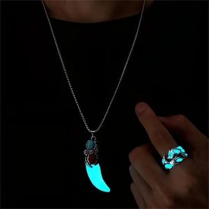 Collana con Pendente a Dente di Lupo Luminoso in Lega di Zinco Argento Antico Catena in Acciaio Inox Totem Etnico Gioielli